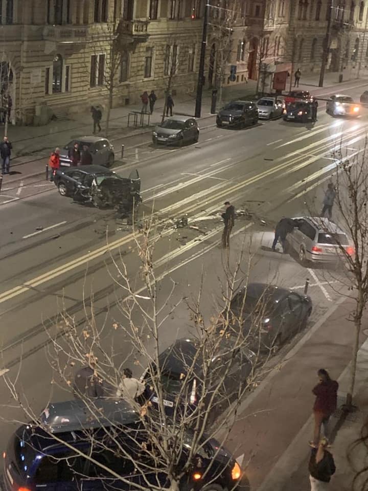 (Foto) Accident Cluj. Update. O persoană a murit  pe strada Horea. Mara: „Un tânăr cu BMW a fugit de la locul scenei...a cauzat moartea celuilalt șofer care a fost tulburător (am fost de fata). Șoferul nevinovat fiind aproape decapitat...” 7