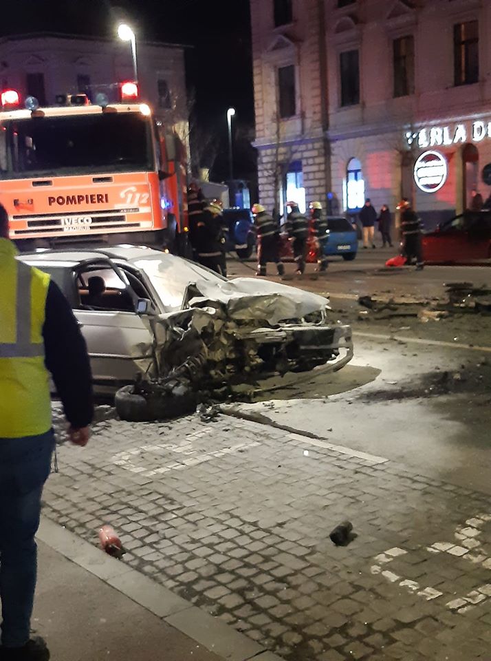 (Foto) Accident Cluj. Update. O persoană a murit  pe strada Horea. Mara: „Un tânăr cu BMW a fugit de la locul scenei...a cauzat moartea celuilalt șofer care a fost tulburător (am fost de fata). Șoferul nevinovat fiind aproape decapitat...” 1