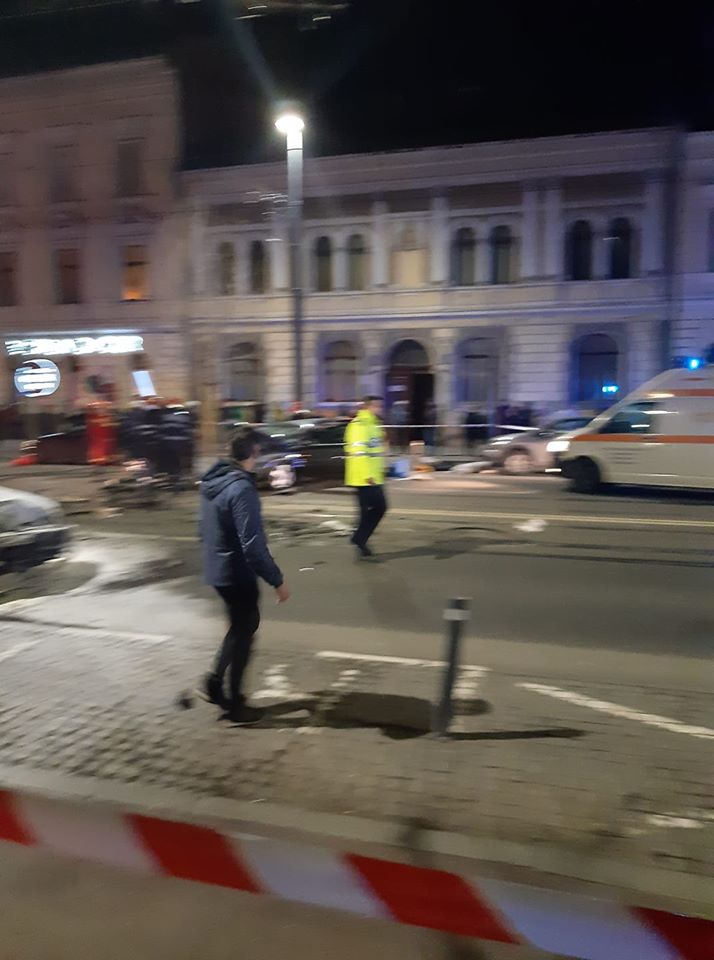 (Foto) Accident Cluj. Update. O persoană a murit  pe strada Horea. Mara: „Un tânăr cu BMW a fugit de la locul scenei...a cauzat moartea celuilalt șofer care a fost tulburător (am fost de fata). Șoferul nevinovat fiind aproape decapitat...” 2