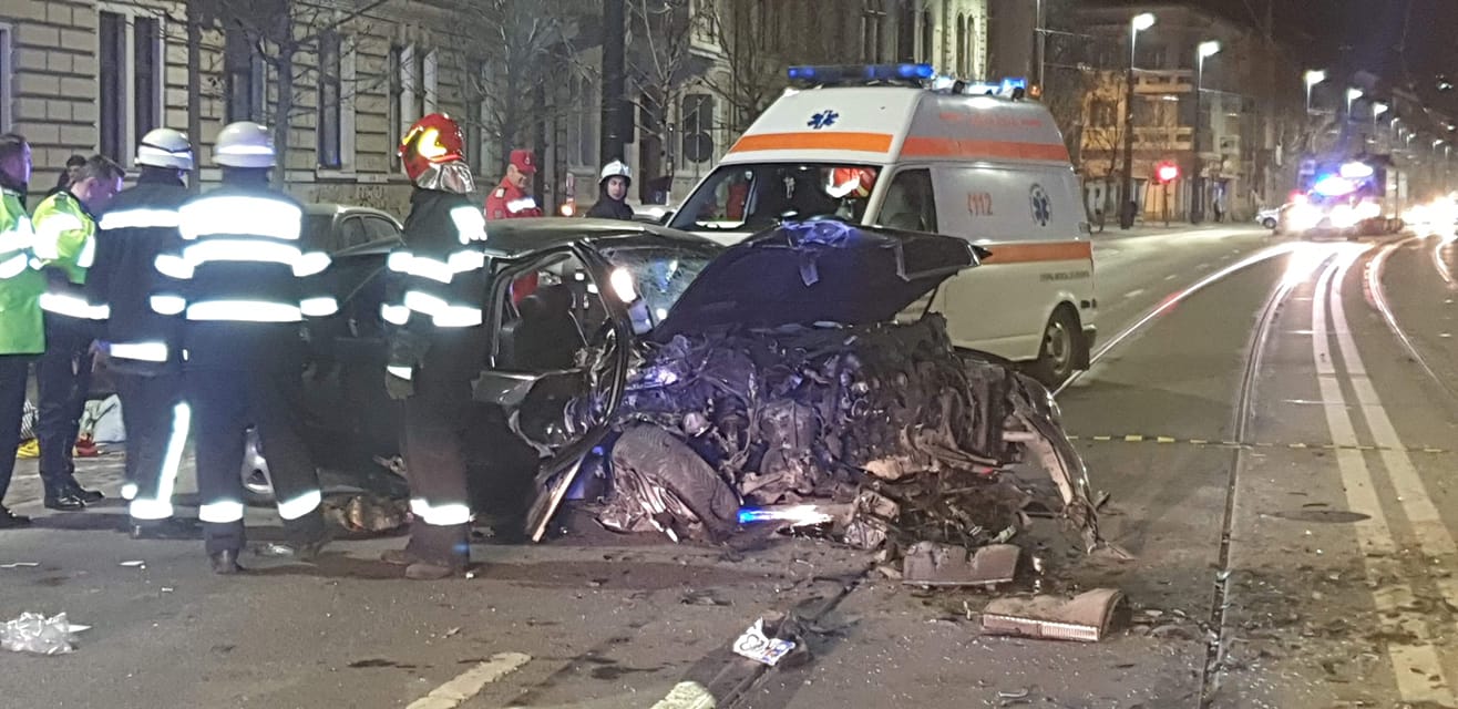 (Foto) Accident Cluj. Update. O persoană a murit  pe strada Horea. Mara: „Un tânăr cu BMW a fugit de la locul scenei...a cauzat moartea celuilalt șofer care a fost tulburător (am fost de fata). Șoferul nevinovat fiind aproape decapitat...” 4