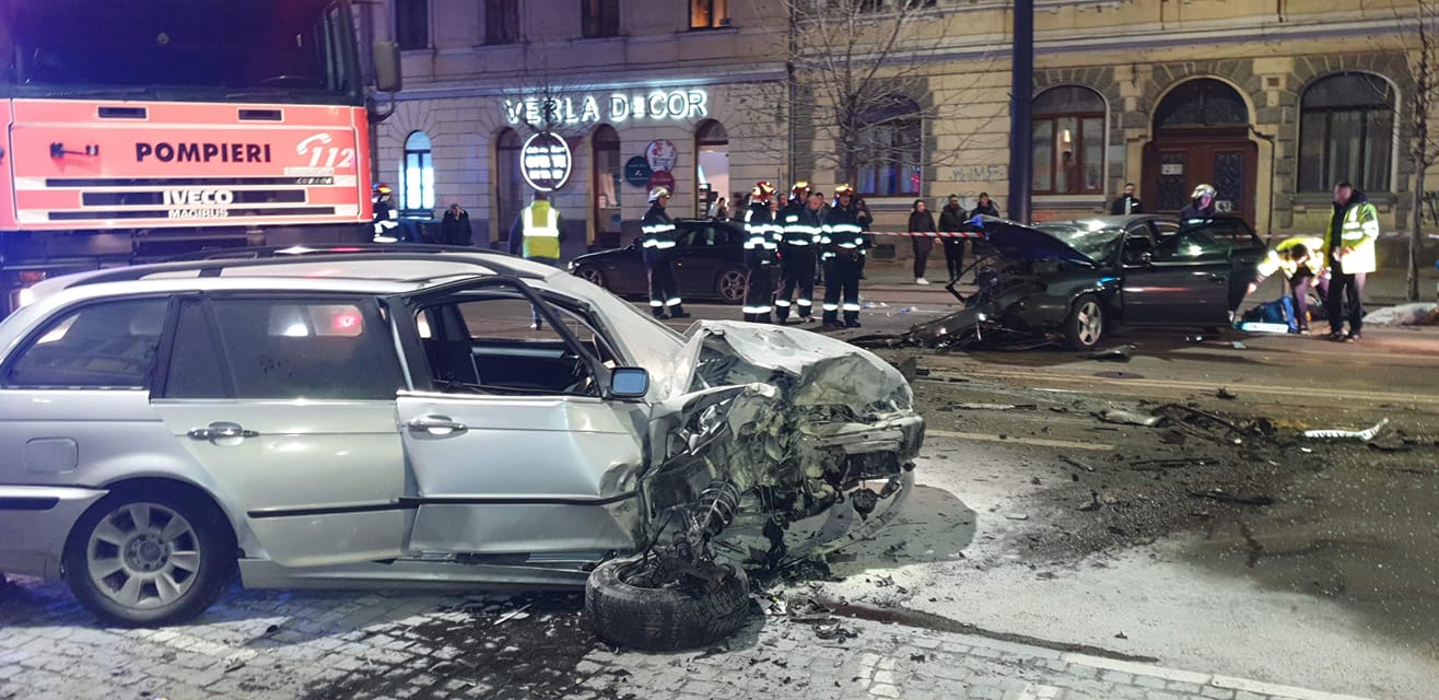 (Foto) Accident Cluj. Update. O persoană a murit  pe strada Horea. Mara: „Un tânăr cu BMW a fugit de la locul scenei...a cauzat moartea celuilalt șofer care a fost tulburător (am fost de fata). Șoferul nevinovat fiind aproape decapitat...” 5