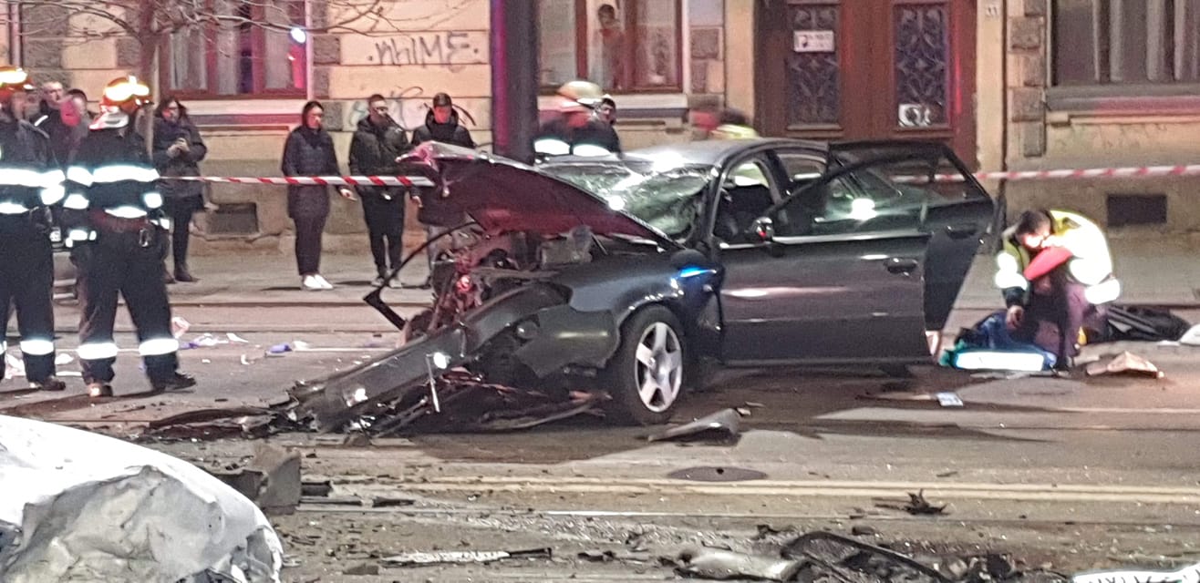 (Foto) Accident Cluj. Update. O persoană a murit  pe strada Horea. Mara: „Un tânăr cu BMW a fugit de la locul scenei...a cauzat moartea celuilalt șofer care a fost tulburător (am fost de fata). Șoferul nevinovat fiind aproape decapitat...” 6