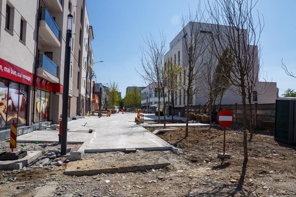 Foto Cluj. Emil Boc: „Lucrarile la prima strada smart din Romania se apropie de final. 48 de arbori noi vor completa copacii existenți pe acest tronson. De asemenea, va fi instalat...” 2