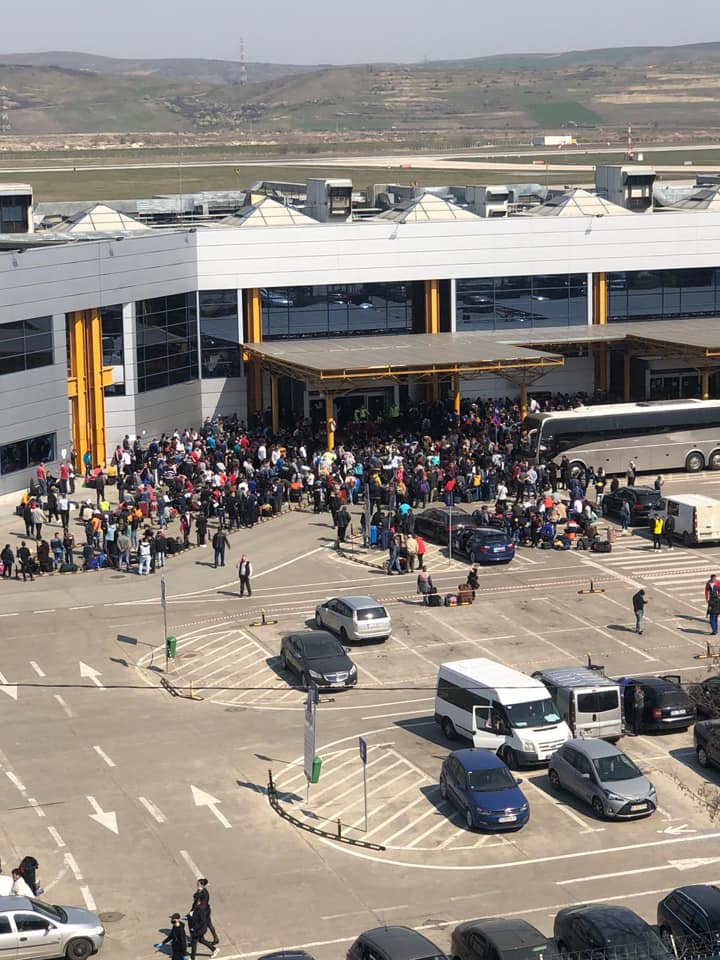 (Foto/Video) Debandadă pe Aeroportul Cluj. Ce coronavirus? Acum 1,800 de români pleca la munca in Germania. Imagini noi 3