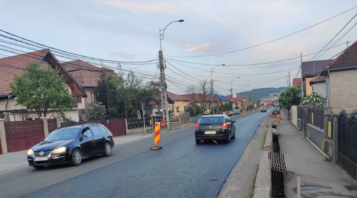 Primăria Baciu: Având în vedere că sâmbătă (09.05.2020) se va începe asfaltarea pe partea dreaptă pe sensul Cluj Napoca -> Baciu iar în anumite intervale de timp este posibil să existe unele restricții de acces pe / de pe anumite străzi pe strada Transilvaniei, vă recomandăm pe cât posibil să utilizați drumurile laterale 1