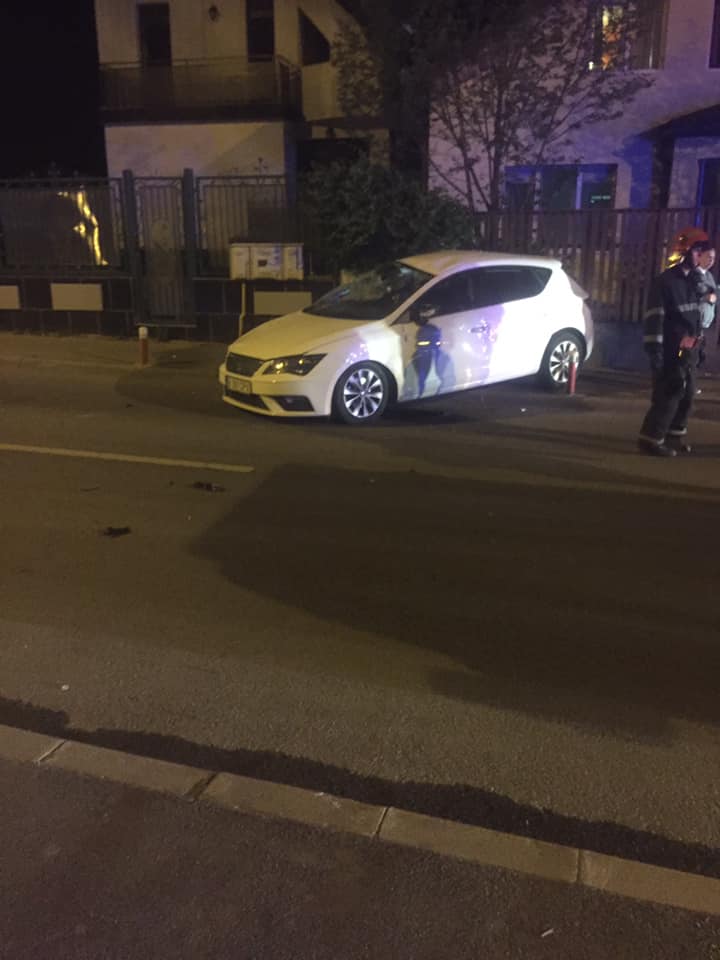 (Foto) Accident Cluj, pe Câmpului. Doamna cu mașina albă. In dreapta avea copilul in scoica. A lovit dubița după care s-a răsturnat ajungând in poziția din poze. Mama și copilul transportați la spital” 1