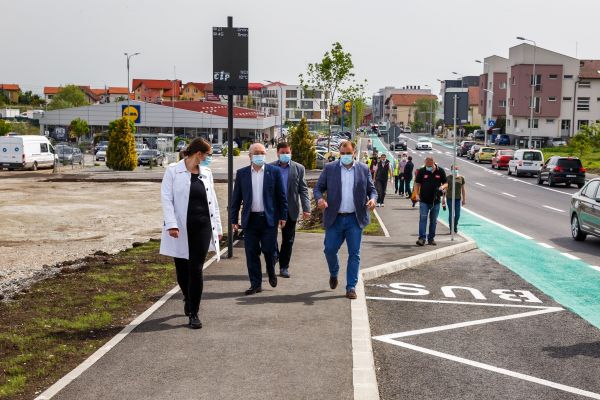(Foto/Video) Strada Bună Ziua din Cluj Napoca a fost redată circulației înainte de termen. Emil Boc: „Avem 3 benzi, două de urcare și una de coborâre, piste de biciclete de 1,5 metri pe fiecare sens de mers, șase stații de transport în comun, câte 3 pe fiecare parte, inclusiv stații de transport în comun înierbate...” 3
