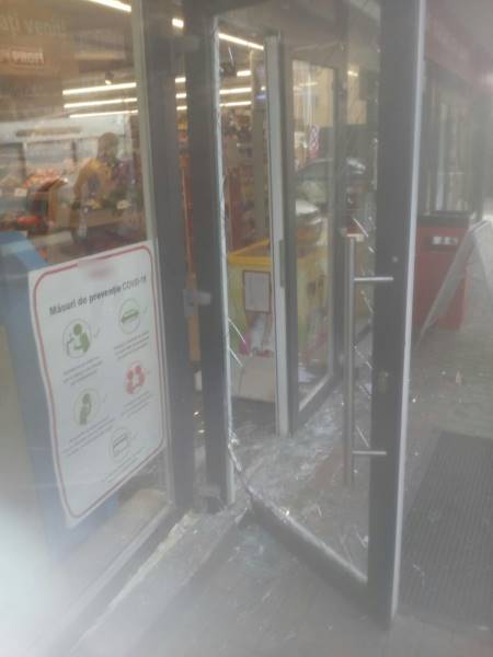 Accident Cluj. A intrat cu BMW-ul în ușa unui supermarket din Florești 1