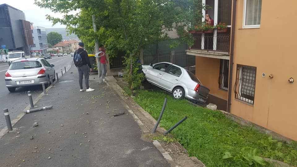 (Foto) Accident Cluj. Un șofer a plonjat cu mașina sub un balcon pe Calea Turzii 2