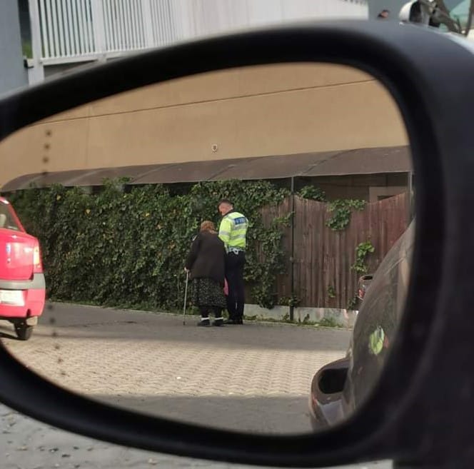 (Foto) Ce mai fac polițiștii din Cluj? Unii ajută șoferi în pană, alții femei în vârstă 1