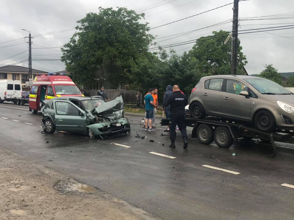 Cluj. Accident grav în Gilău. Trei mașini implicate. O persoană a rămas încarcerată 1