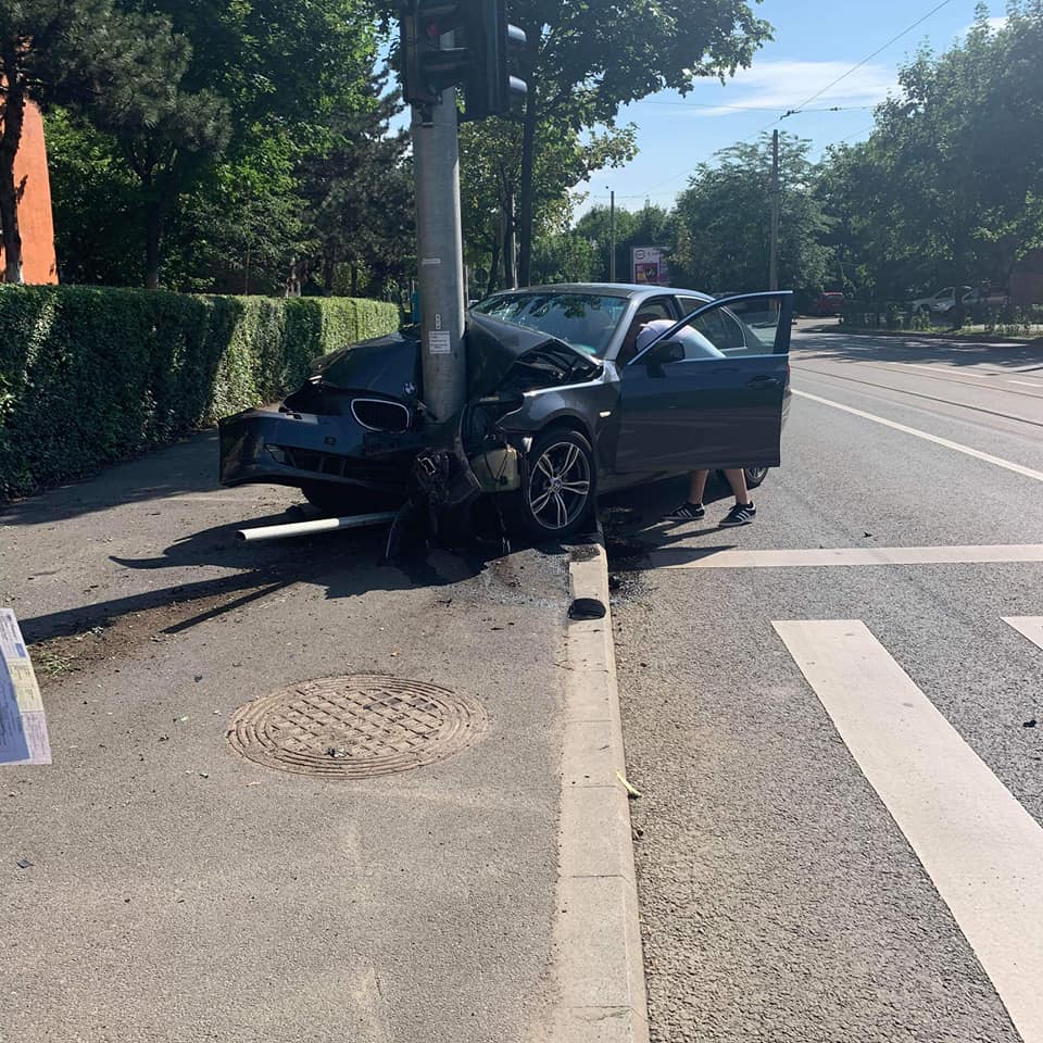(Foto) Accidente Cluj. Calea Manastur blocată de un grav accident. Un BMW a intrat în stâlp, pe Plopilor 1