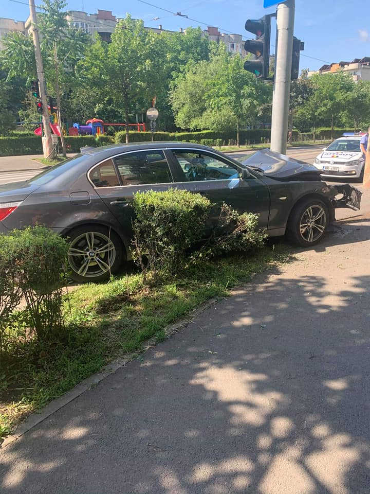 (Foto) Accidente Cluj. Calea Manastur blocată de un grav accident. Un BMW a intrat în stâlp, pe Plopilor 2