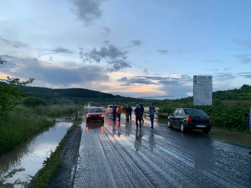 (Foto/Video) Ploile au făcut prăpăd în zona Dejului. La intrare in Mihaiesti, spre Zalau, mașinile mici nu prea au putut trece 7