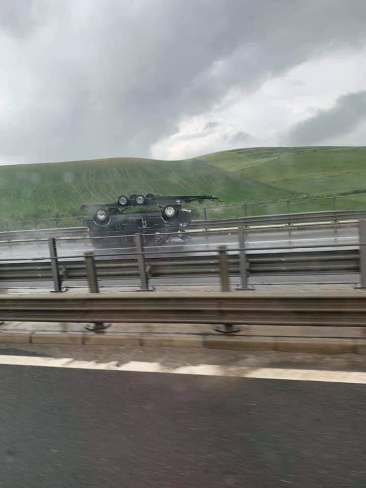 (Foto) Accident Cluj. A răsturnat platforma cu mașina pe ea pe autostradă. „Să mă bată măicuța mea daca am mai văzut așa ceva...A3” 3
