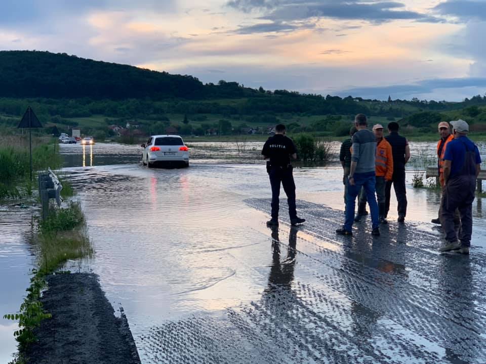 (Foto/Video) Ploile au făcut prăpăd în zona Dejului. La intrare in Mihaiesti, spre Zalau, mașinile mici nu prea au putut trece 8