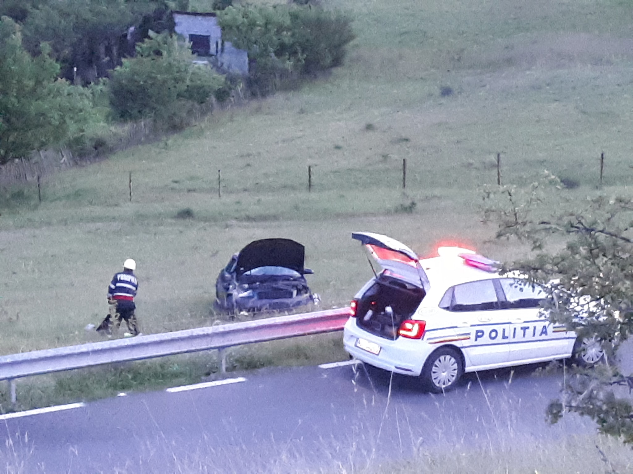 (Foto) Accident Cluj: Un șofer a ”zburat” cu mașina într-o curbă pe varianta Grigorescu - Florești 2