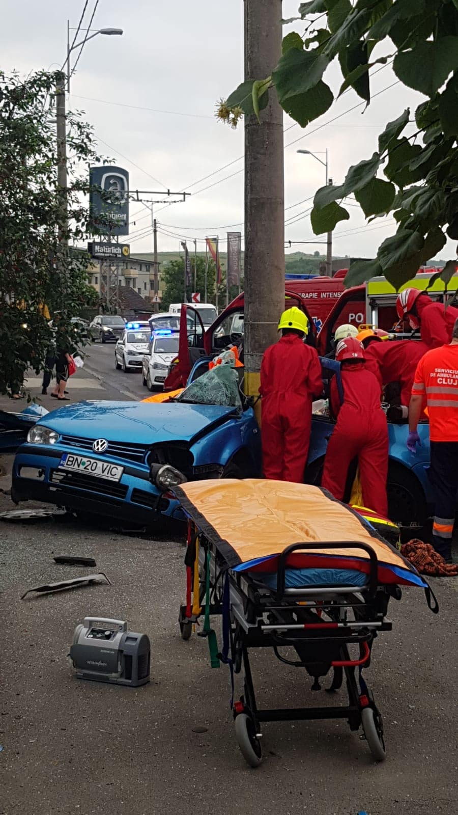 (Foto) Accident Cluj. Update. 3 persoane încarcerate, mașină intrată cu viteză în stâlp. „Când am văzut oamenii aia înăuntru parca erau morți, nu schițau nici un gest, Doamne ferește, ce au făcut nu știu, drumul era aproape gol!” 6