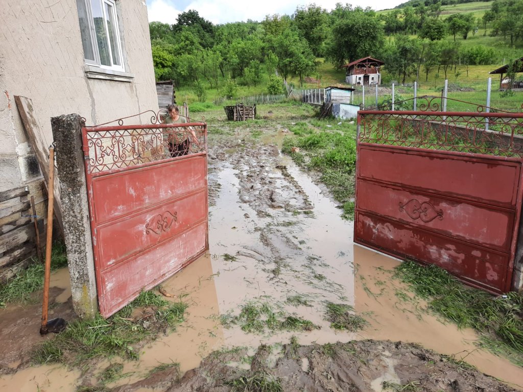 (Foto/Video) Ploile au făcut prăpăd în zona Dejului. La intrare in Mihaiesti, spre Zalau, mașinile mici nu prea au putut trece 1