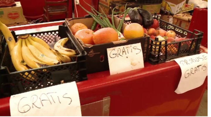 Cluj. Doi comercianți din piața Piaţa Hermes oferă gratuit fructe și legume. Oricine le poate lua. „La ora 9 dimineața nu mai este nimica. Până la urmă de ce nu? Dar din dar se face” 1