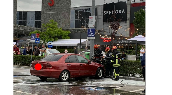 Foto Cluj. Un Mercedes a luat foc la Vivo Mall 3