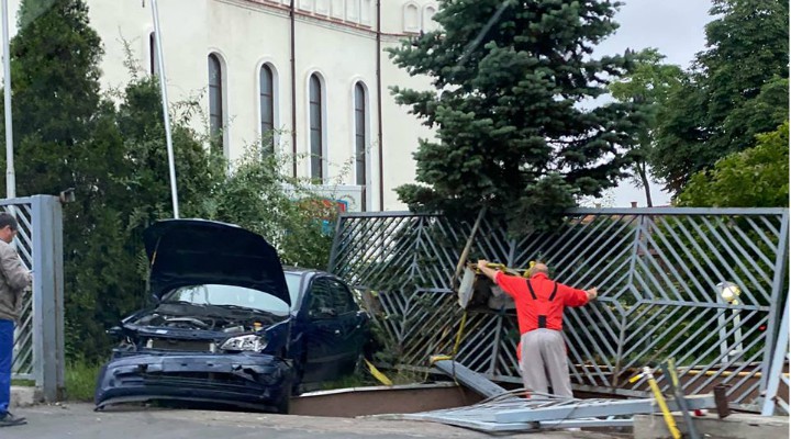 (Foto) Accident Cluj. Un șofer a distrus poarta bisericii din Someșeni. „În fața mea s-a produs accidentul, eu am sunat la 112” 1