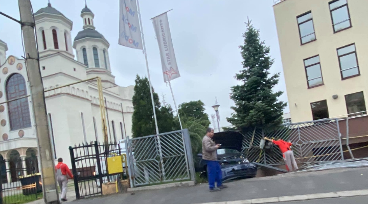 (Foto) Accident Cluj. Un șofer a distrus poarta bisericii din Someșeni. „În fața mea s-a produs accidentul, eu am sunat la 112” 2