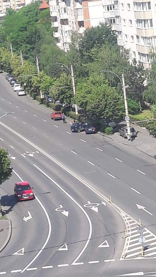 (Foto) Accidente Cluj. Calea Manastur blocată de un grav accident. Un BMW a intrat în stâlp, pe Plopilor 3