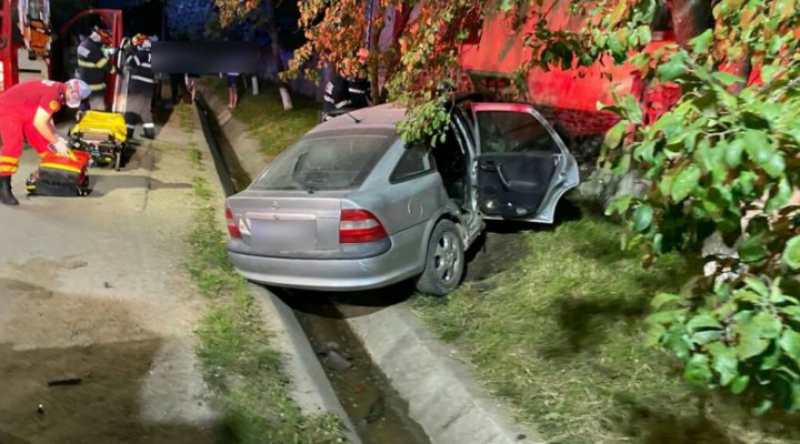 Accident Cluj. 3 persoane grav rănite după un impact violent autoturism-dubă, la Jucu de Sus 1