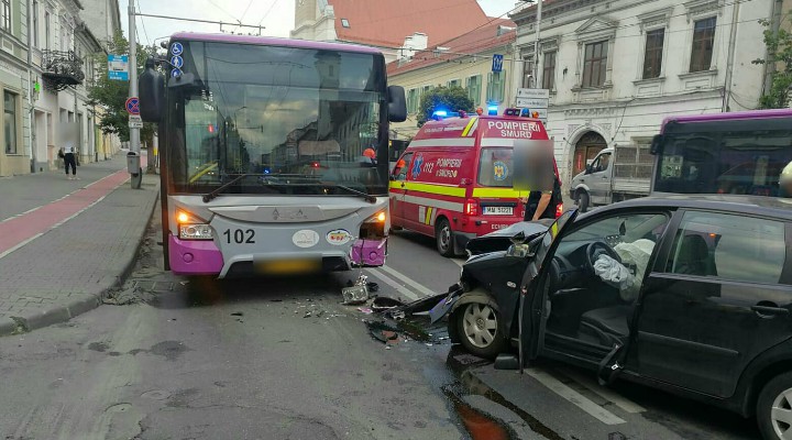 Accident între un autobuz și un autoturism