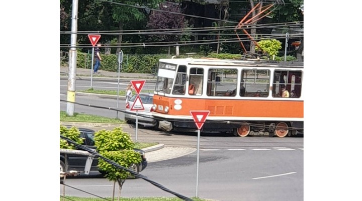 Cluj: Accident în Mănăștur între un autoturism și un tramvai 1