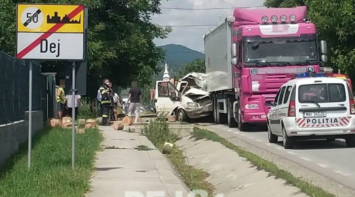 Accident Cluj: O autoutilitară – încărcată cu lemne – s-a izbit de un TIRîn localitatea Urișor 1