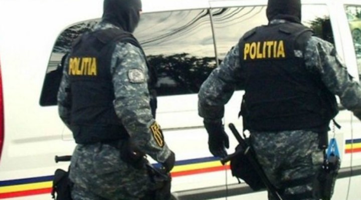 Cluj: Şapte persoane au fost reţinute pentru trafic de droguri. „Au fost ridicate în vederea confiscării 12,25 kg. de cannabis, 18 plante de cannabis, 400 de comprimate de MDMA, 72 de grame de substanţe psihoactive, 29.330 de euro, 131.950 de lei” 1