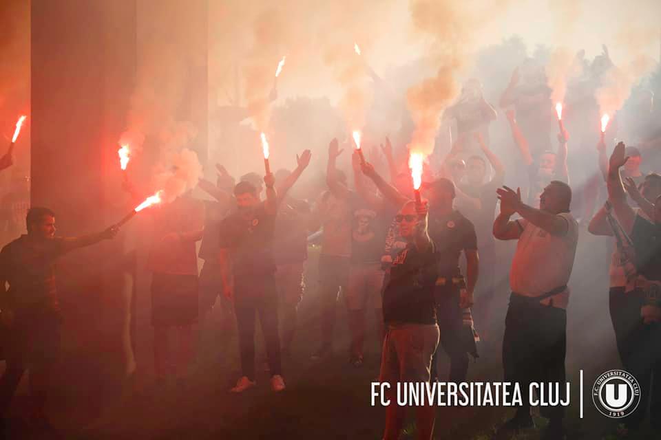 (Foto/Video) Fanii Universității l-au condus pe Gabi Jula pe ultimul drum cu torțe și cântece 3