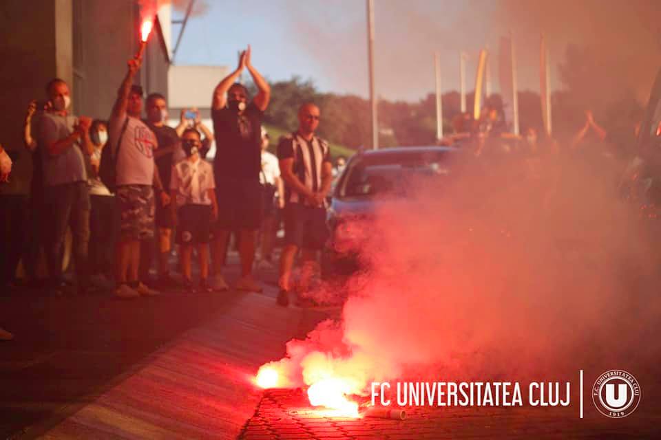 (Foto/Video) Fanii Universității l-au condus pe Gabi Jula pe ultimul drum cu torțe și cântece 5