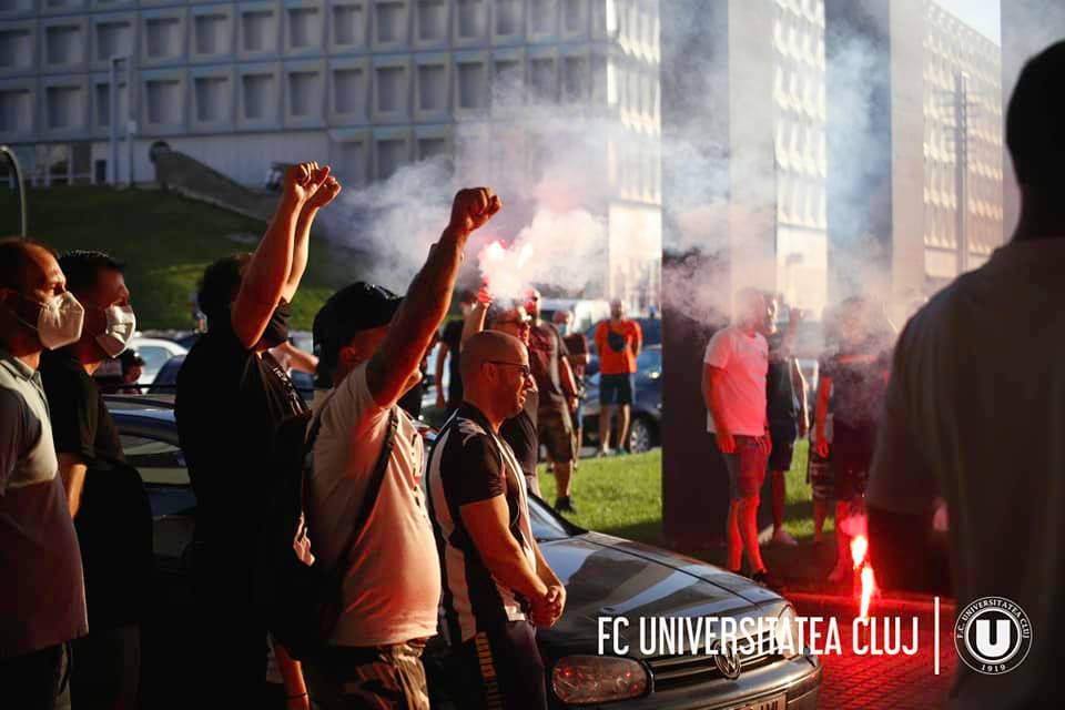 (Foto/Video) Fanii Universității l-au condus pe Gabi Jula pe ultimul drum cu torțe și cântece 2
