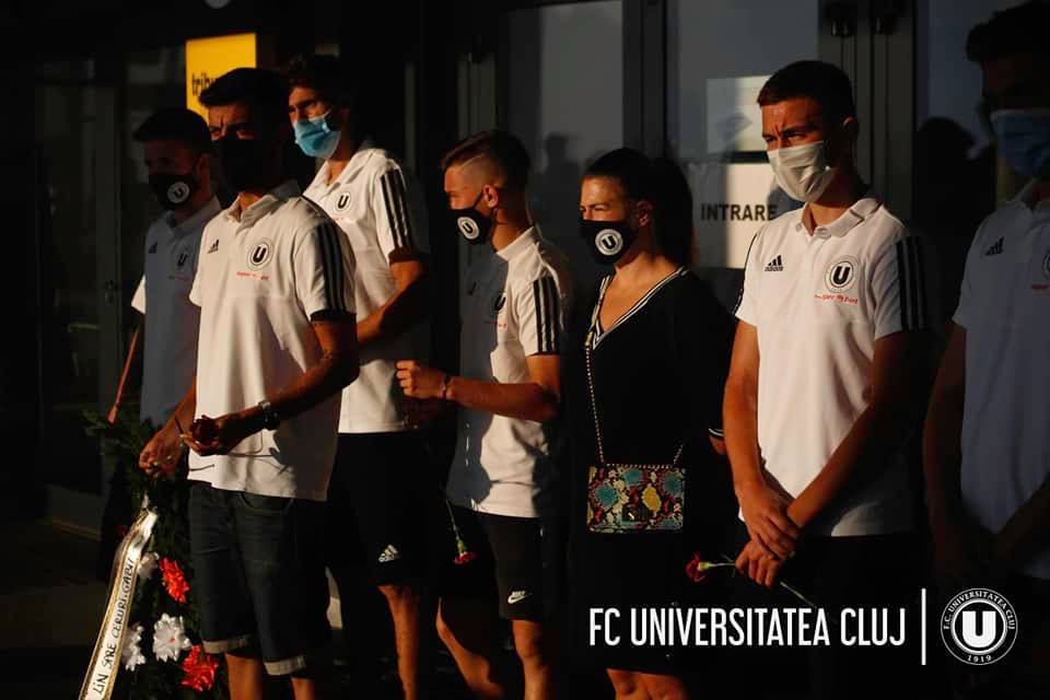 (Foto/Video) Fanii Universității l-au condus pe Gabi Jula pe ultimul drum cu torțe și cântece 4