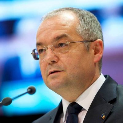 Emil Boc: Cine nu are infrastructura digitală pregătită pentru începerea școlii în septembrie, poate să își dea demisia