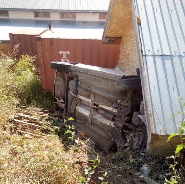 (Foto) Accident Cluj. O șoferiță a scăpat cu viață după ce s-a înfipt cu mașina într-un garaj 1