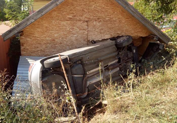 (Foto) Accident Cluj. O șoferiță a scăpat cu viață după ce s-a înfipt cu mașina într-un garaj 2