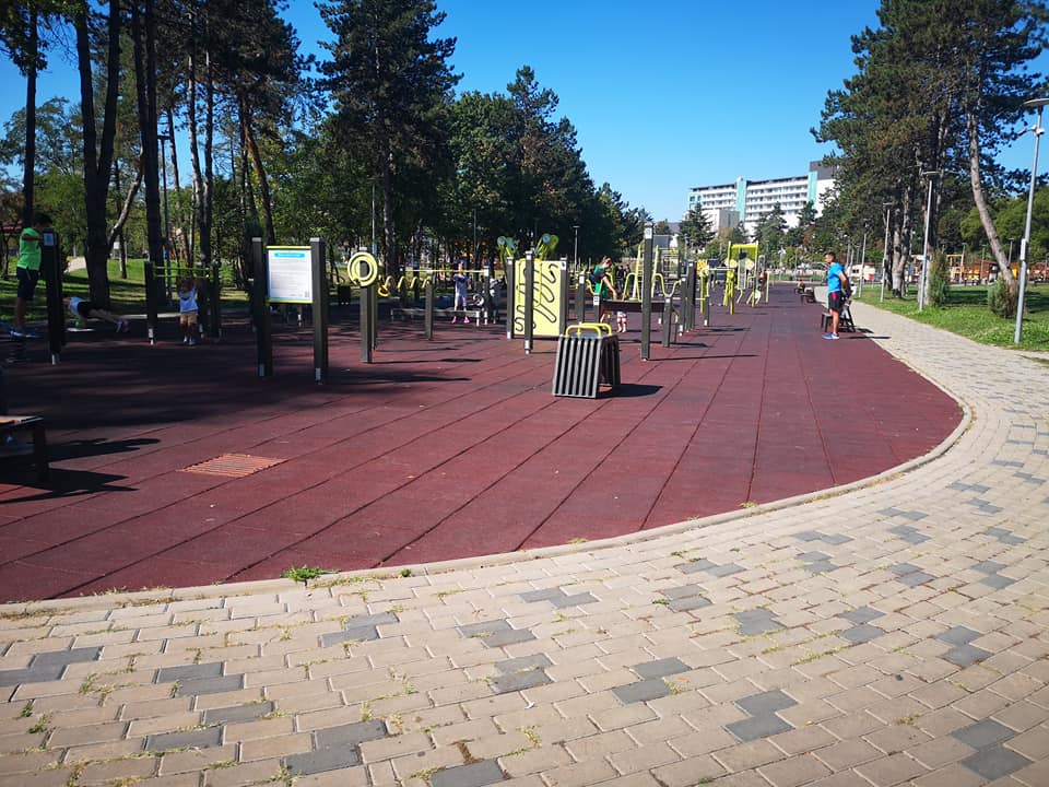 (Foto) Robert, Iași: „Halal de dl Emil Boc. Ce-o fi fost în capul primarului din Cluj să investească în așa ceva? ( Baza Sportivă Gheorgheni) S-o fi lovit la cap??? Lui ce naiba i-a ieșit? Și oare boala asta e posibil să se ia și la alți primari?” 4