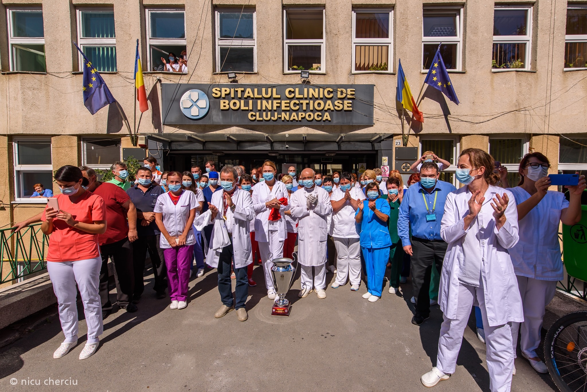 (Foto/Video) Jucătorii de la CFR Cluj au mers la Spitalul de Boli Infecțioase din Cluj și le-au mulțumit medicilor 3