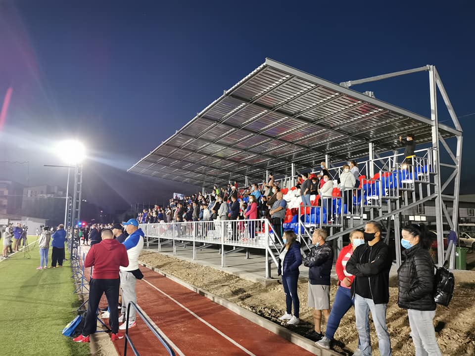 (Foto) Cluj: Au fost inaugurate nocturna de 93.000 de euro și tribuna stadionului din Florești 1