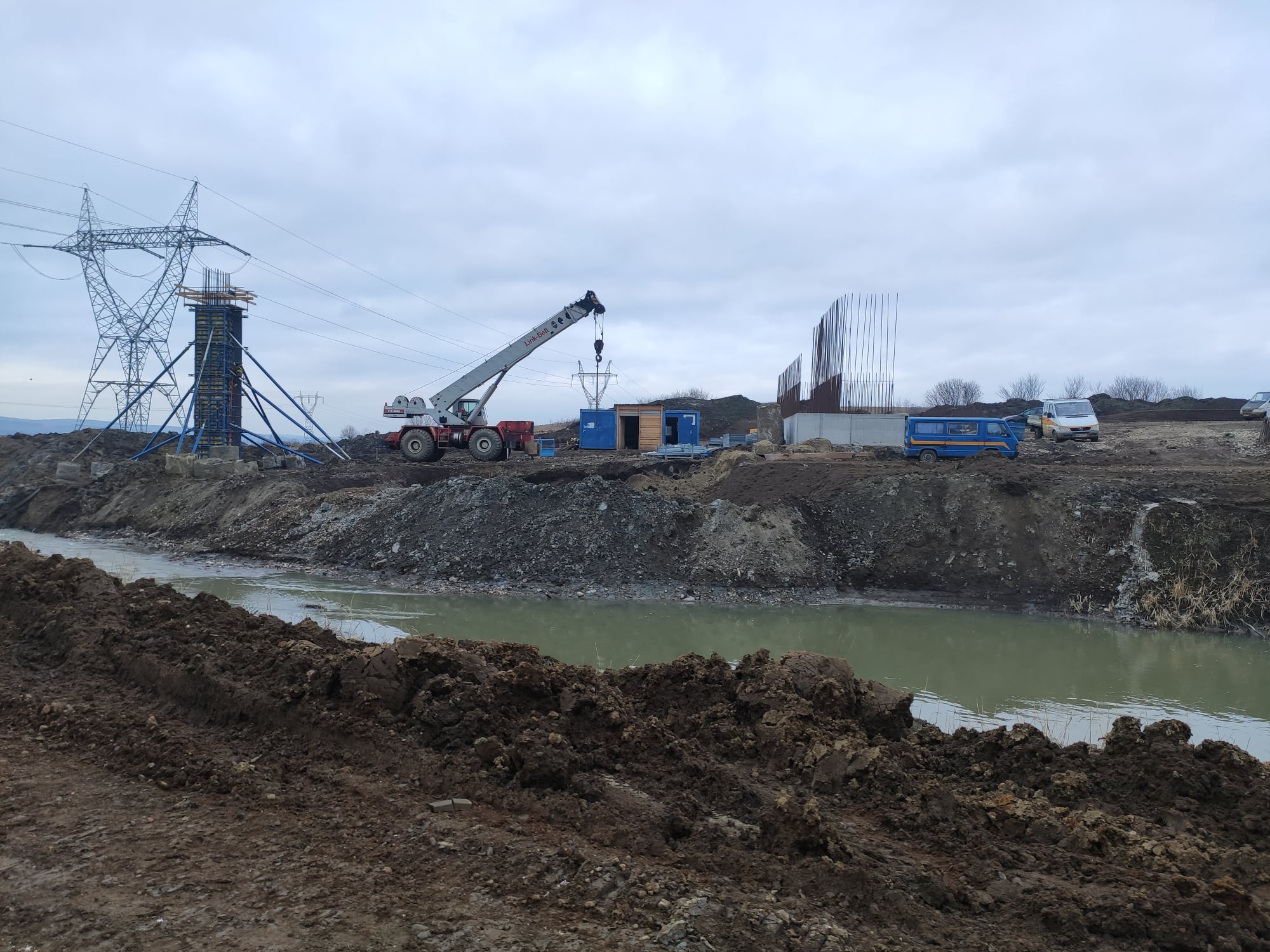 (Foto) Șantierele de autostradă din Transilvania au pornit la turație maximă în 2021! „Lângă Cluj-Napoca, constructorul român UMB a început în forță mobilizarea pe cei 30 de km de autostradă dintre Nădășelu și Zimbor” 2