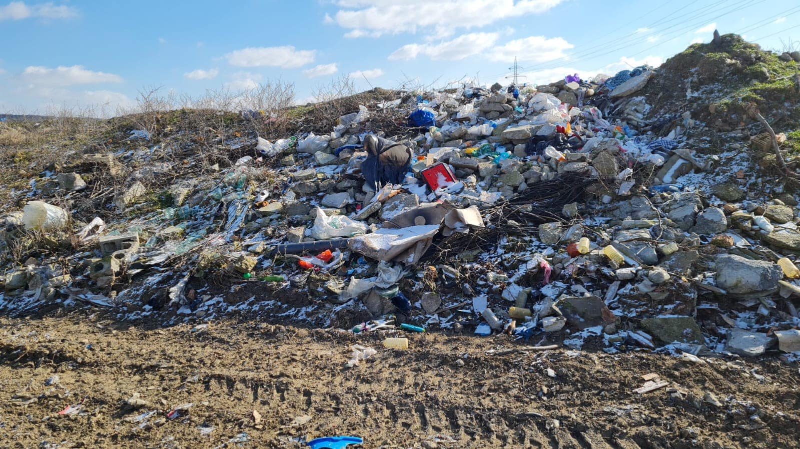 (Foto) Cluj: Catastrofa ecologica pe malul Ariesului: cantitati industriale de pet-uri s-au adunat la doar cateva zile dupa ce zona a fost curatata 3