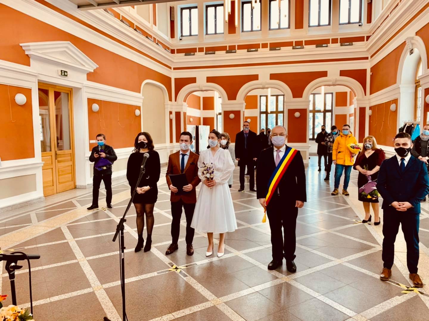 (Foto) Emil Boc: „18 căsătorii oficiate azi în Casinoul din Parcul Central. Felicitări și Casă de piatră tinerelor familii!!” 1