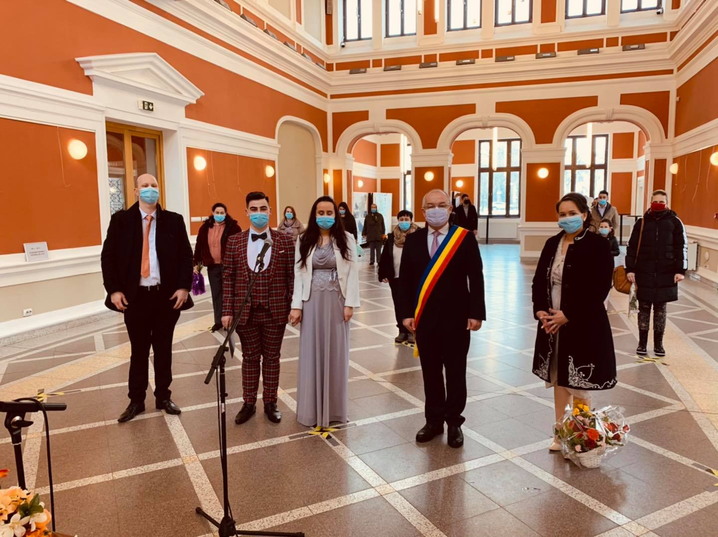 (Foto) Emil Boc: „18 căsătorii oficiate azi în Casinoul din Parcul Central. Felicitări și Casă de piatră tinerelor familii!!” 3
