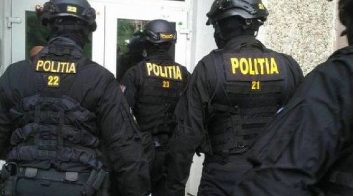 Polițiștii au luat cu asalt traficanții de droguri din Cluj: Peste 12 kg de droguri au fost găsite 1