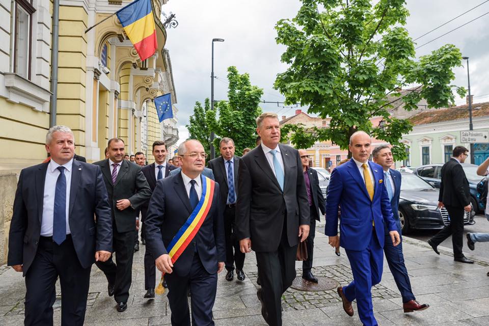 Sondaj. Klaus Iohannis și Emil Boc, cei mai apreciați politicieni din România. „In 2024 sper sa candideze si Boc caci alta alternativa nu există” 2