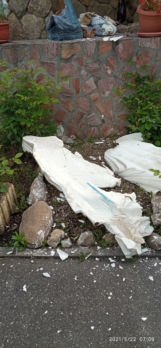 (Foto) Cluj: Statuia Maicii Domnului din Turda a fost vandalizată 3